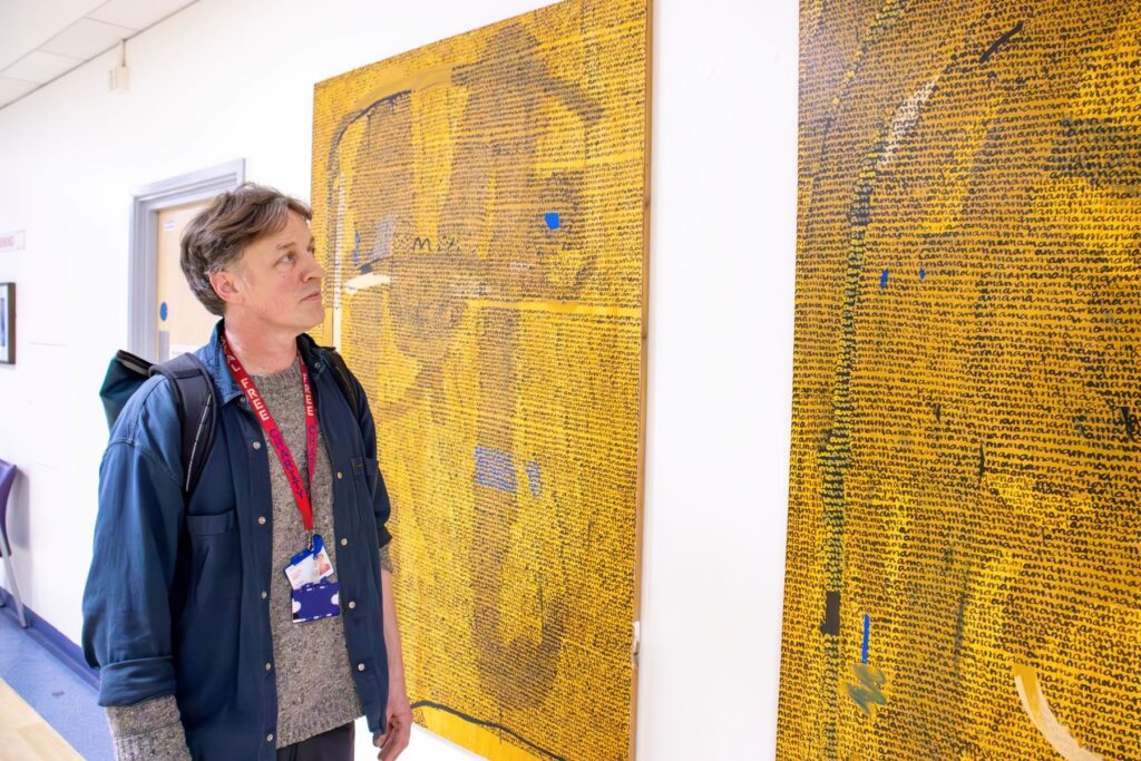 Il curatore Joss Blake osserva la sua collezione